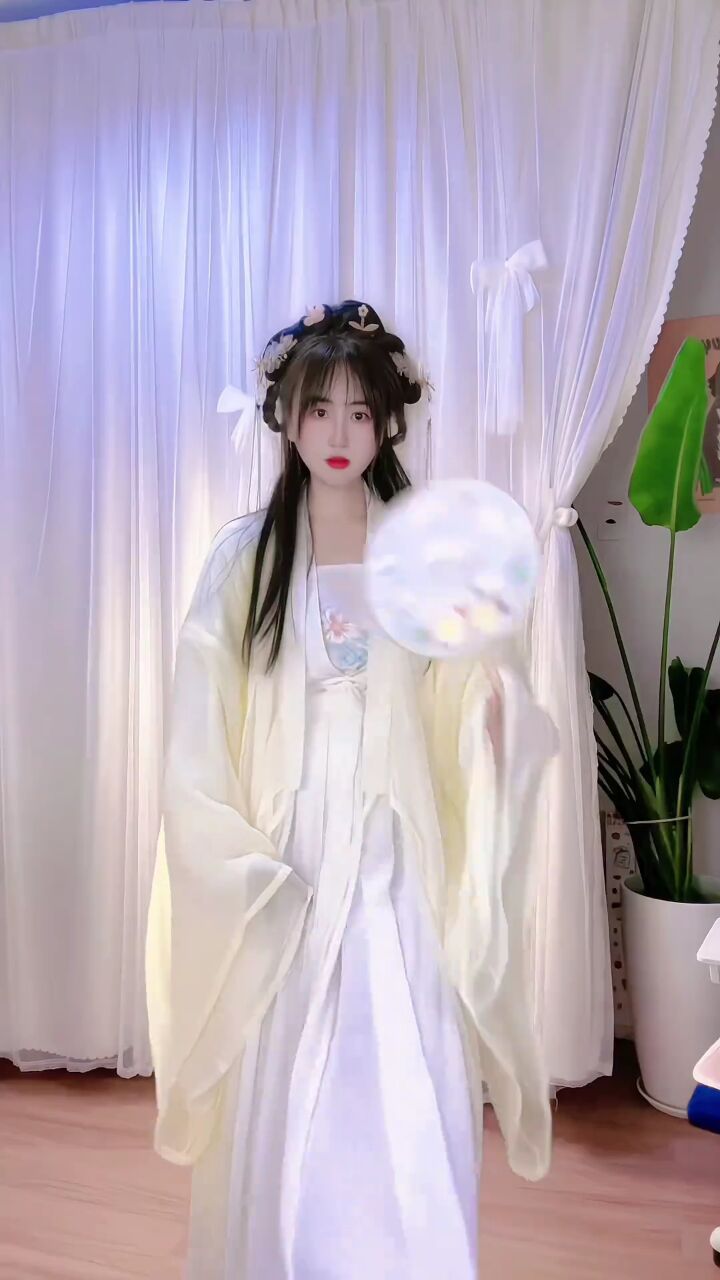 这是谁家的汉服小仙女啊 #穿上汉服年味就上来了 #古装造型