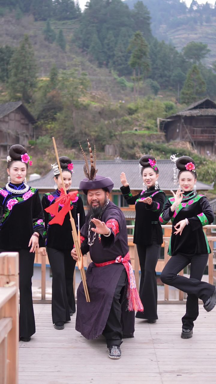 请给我们想一个组合名字,要大气磅礴的#苗年 #苗族鼓藏节 #少数民族