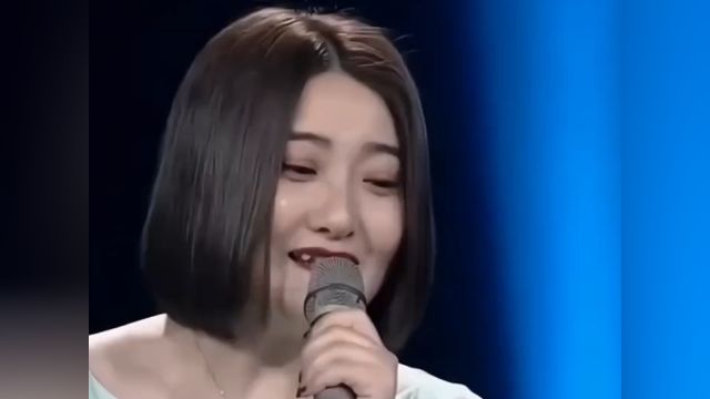 云菲菲深情演唱《小小新娘花》,欢快的旋律,优美动听