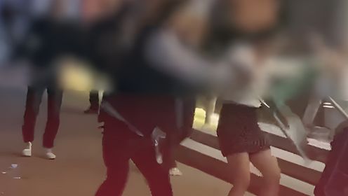 江苏南通一男子烧烤店前踢打女子，警方：案件正在处理