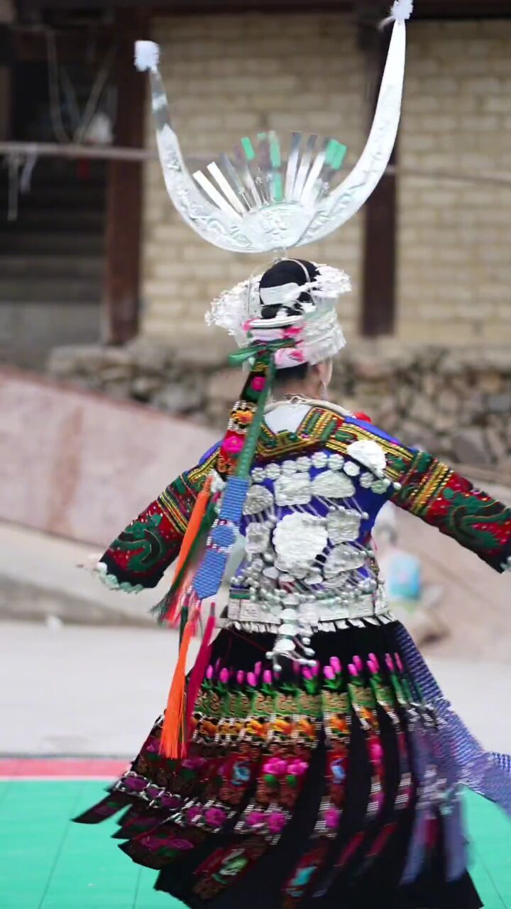 穿上它很冷的冬天都变得温暖#少数民族风情 #苗族姑娘 #苗族盛装加