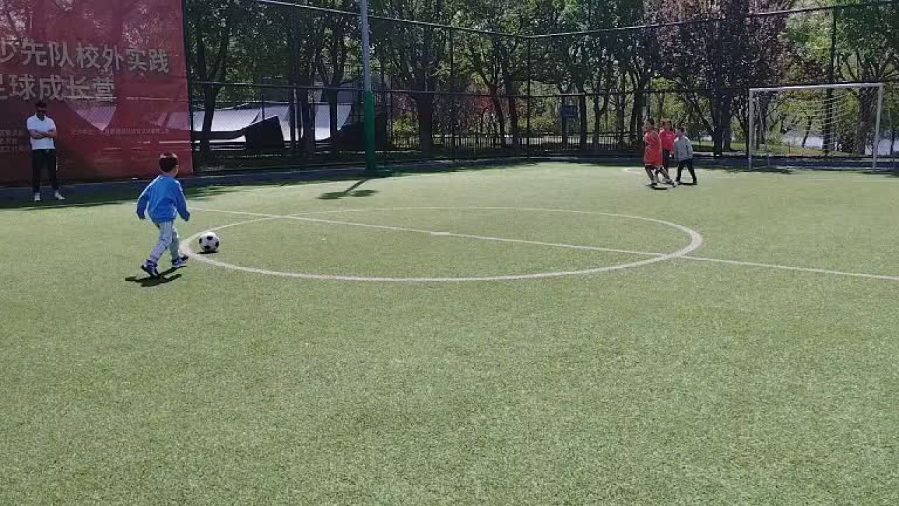 ya1外教研学-踢足球,享受绿茵场带来的快乐