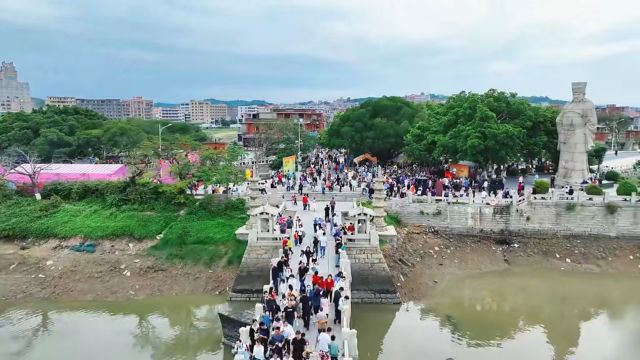 泉州台商投资区 人流如潮 各地游客云集洛阳桥