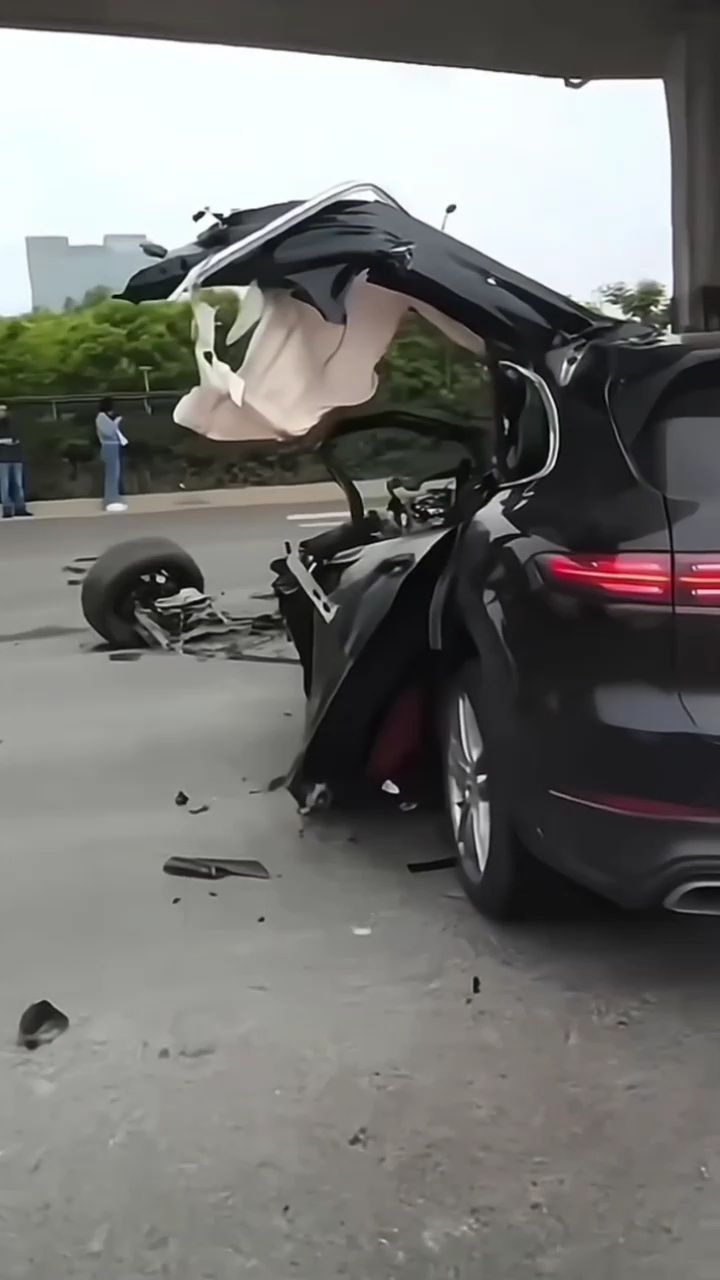 67宁波一高架路口保时捷发生严重车祸