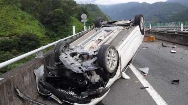 新车在高速翻车,8个安全气囊无一弹出,听到品牌网友坐不住了