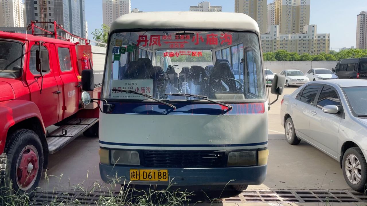 实拍老式方头中巴车