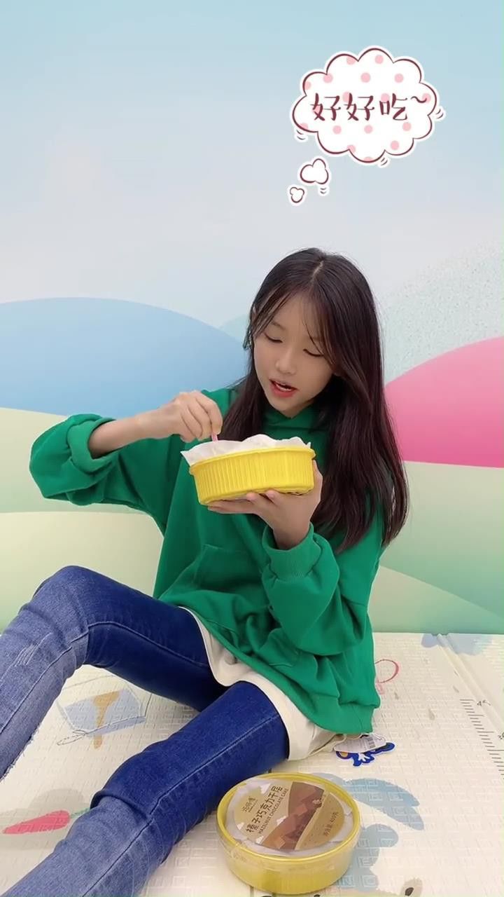 边吃边跳又来啦 宋小睿#美女 #边吃边跳挑战#边吃边跳