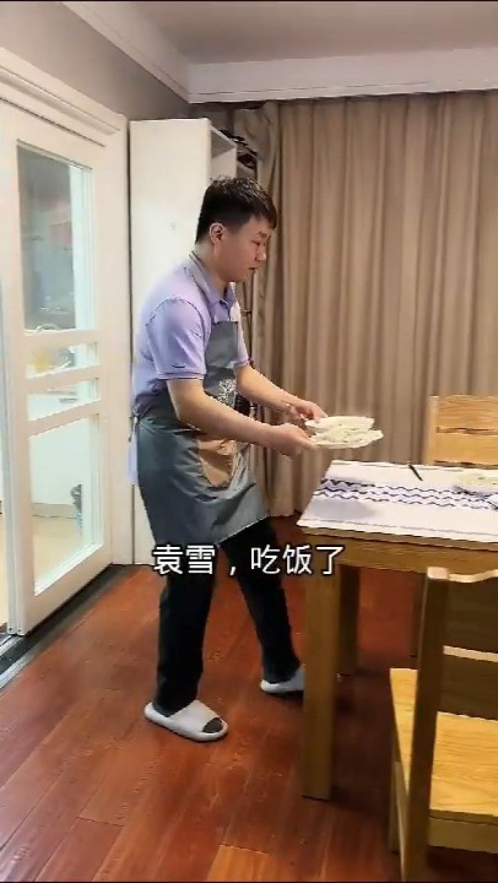 老公下班回来的早,包饺子吃,芹菜肉陷的,咸淡正好,太好吃了#包饺子#愿