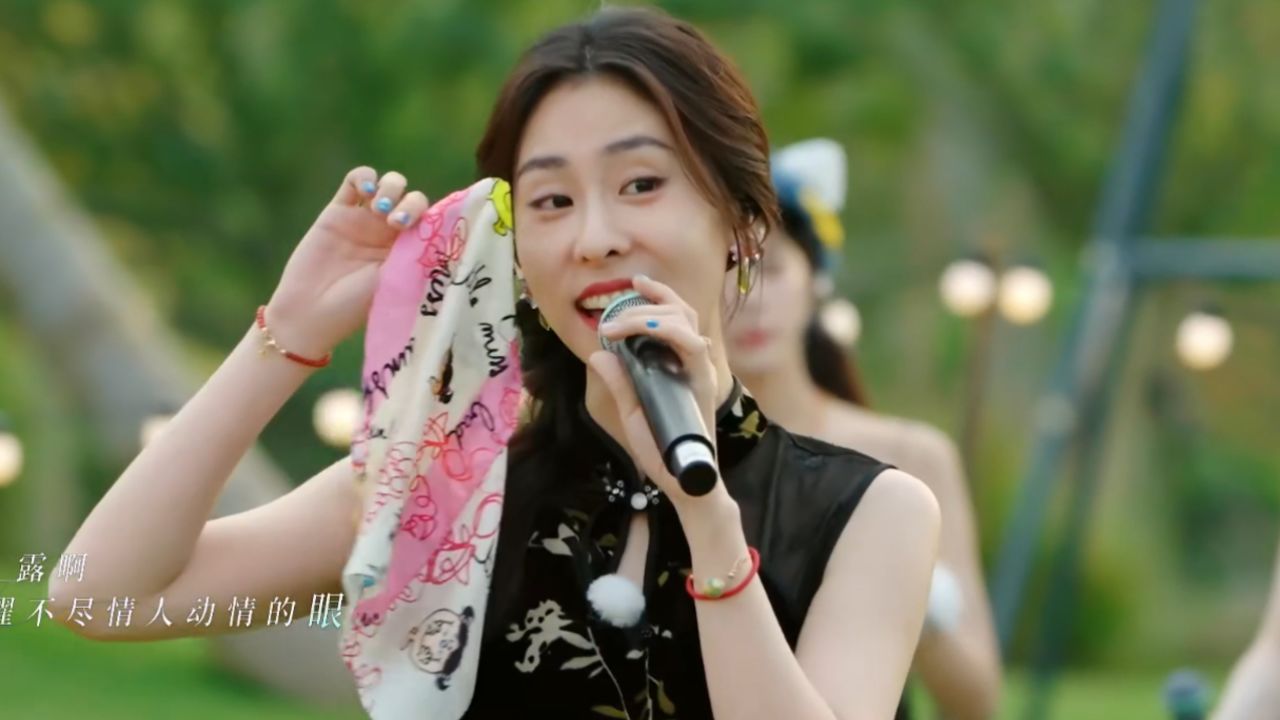 张碧晨唱《金风玉露》又火了!一夜播放破19亿,华晨宇身在福中不知福