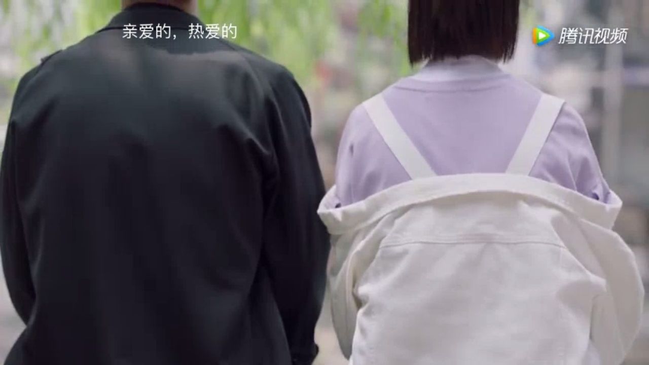 亲爱的热爱的 韩商言跟佟年在池塘边弹吉他,佟年说你怎弹的那么好啊!