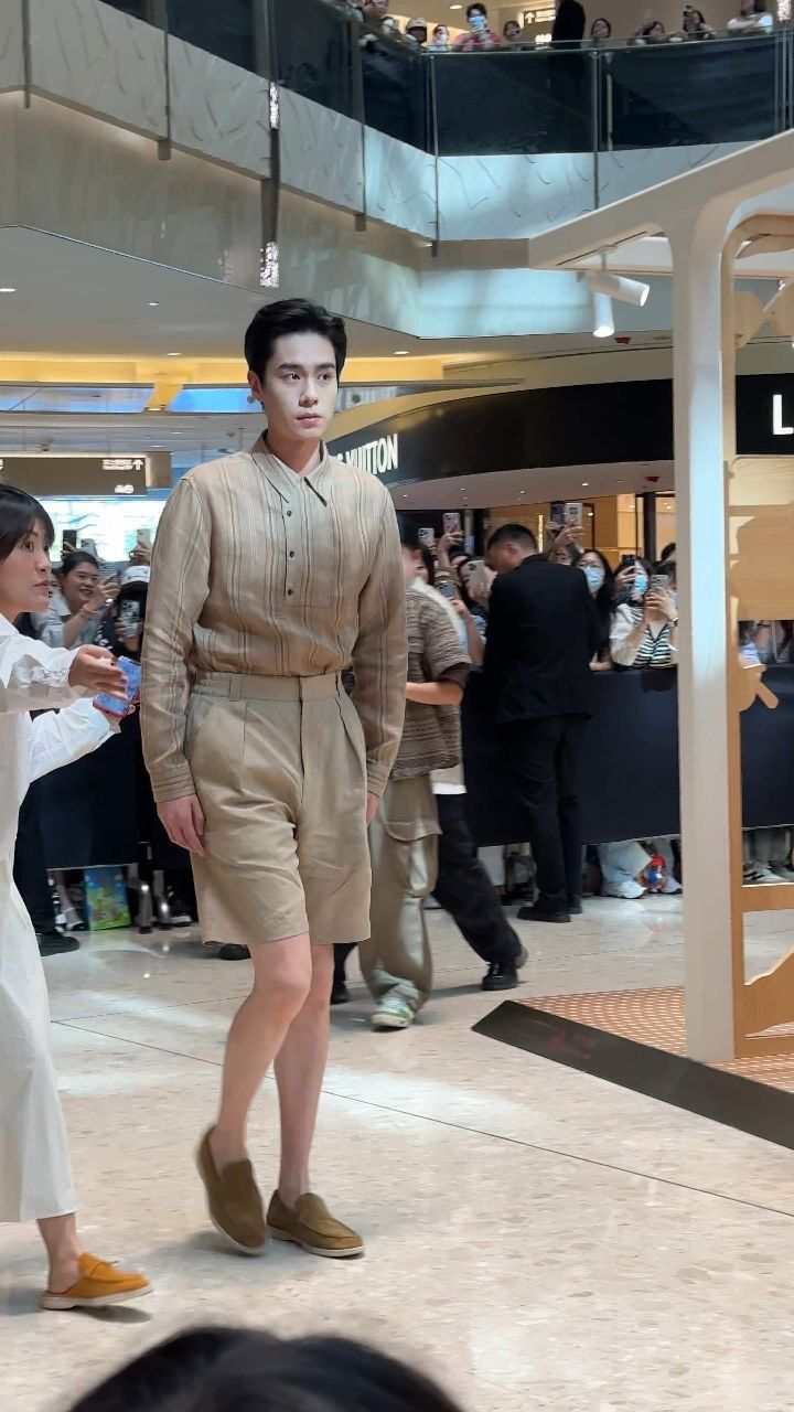 胡一天 衬衫短裤造型这状态好好～顶光依旧能扛