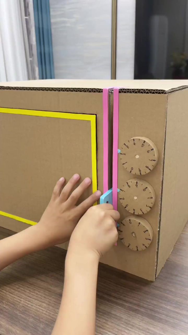 用快递纸箱做的密码保险箱,居然要刷卡才能打开