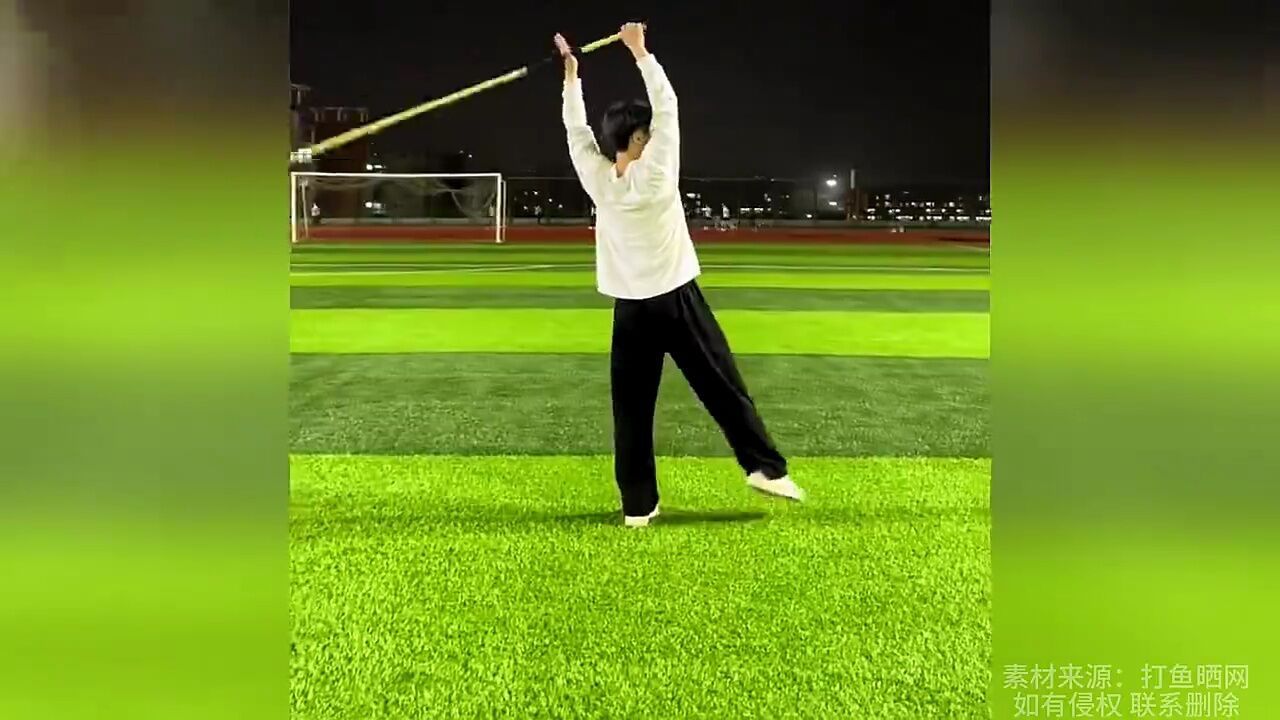 男子舞棒像手电筒 网友:斯诺克开局热身?