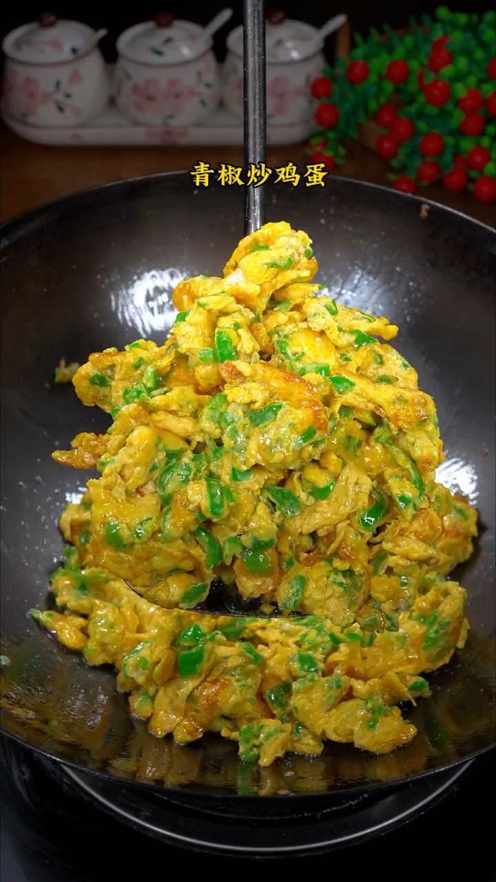 本地的青椒切碎倒入我家的公鸡蛋中,随便一煎就是一道美食