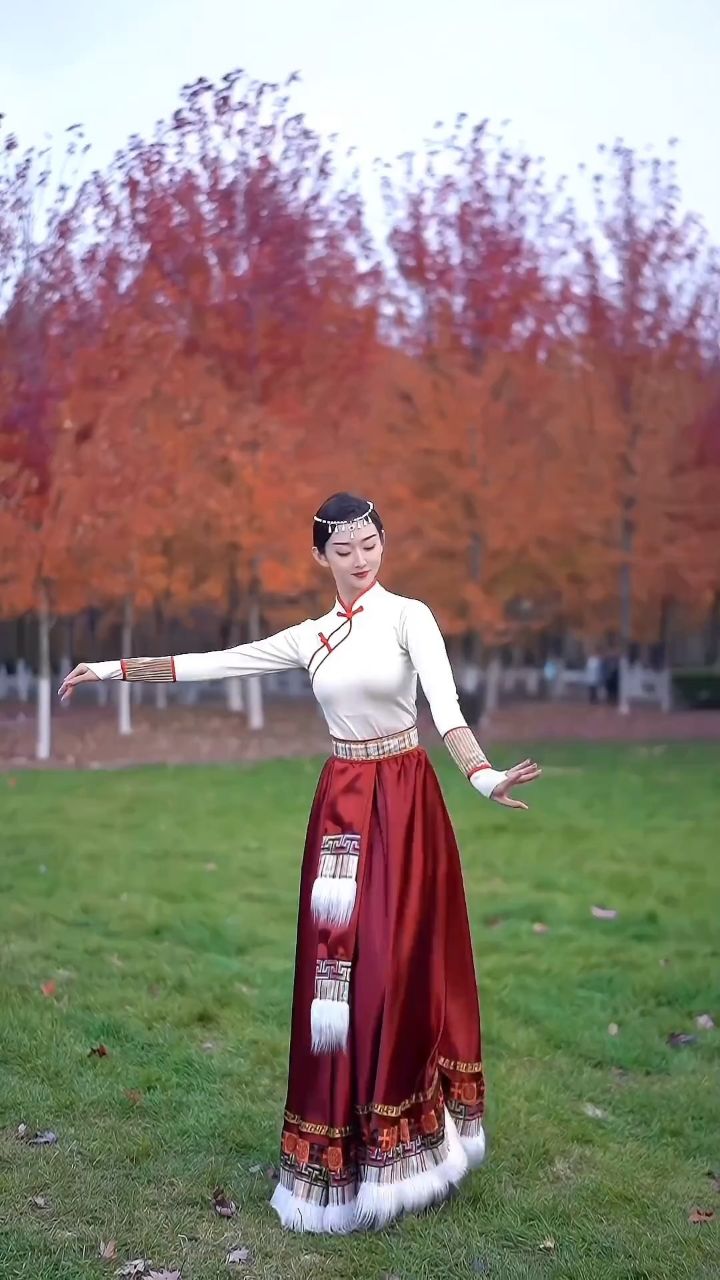 我把风光慢慢赏不负人间走一趟浪拉山情藏族舞民族舞.