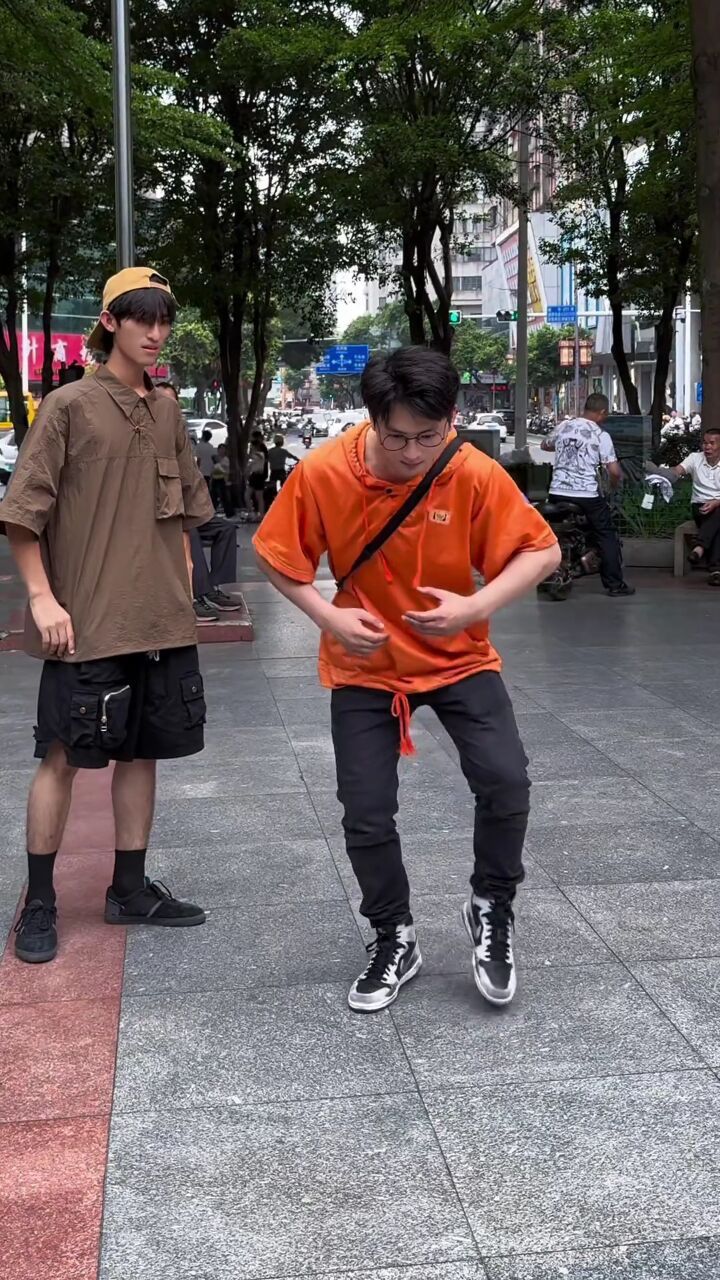 一般人还真跳不了…才怪,有人知道这位大神是谁吗?#机械舞 #滑脚怪