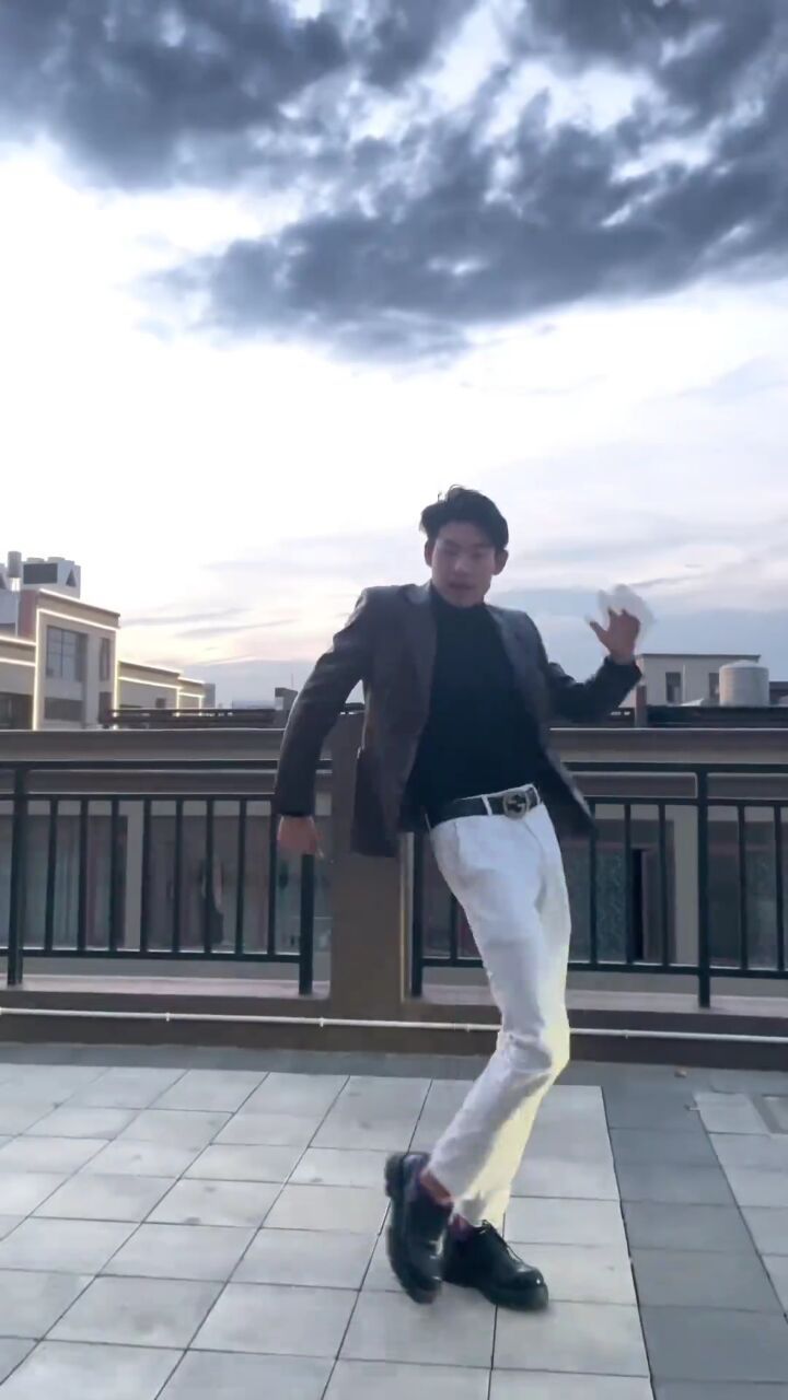 今天单独给你跳#妖娆的男人 #小蛮腰扭起来