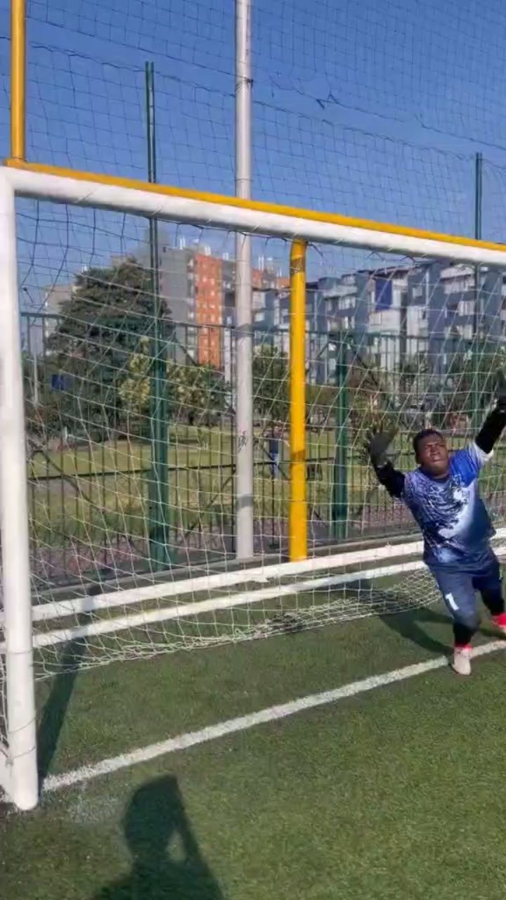 守门员正确扑球方式#足球