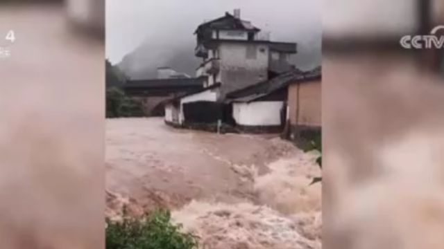 浙江庆元:强降雨致道路塌方,转移人员抢修道路