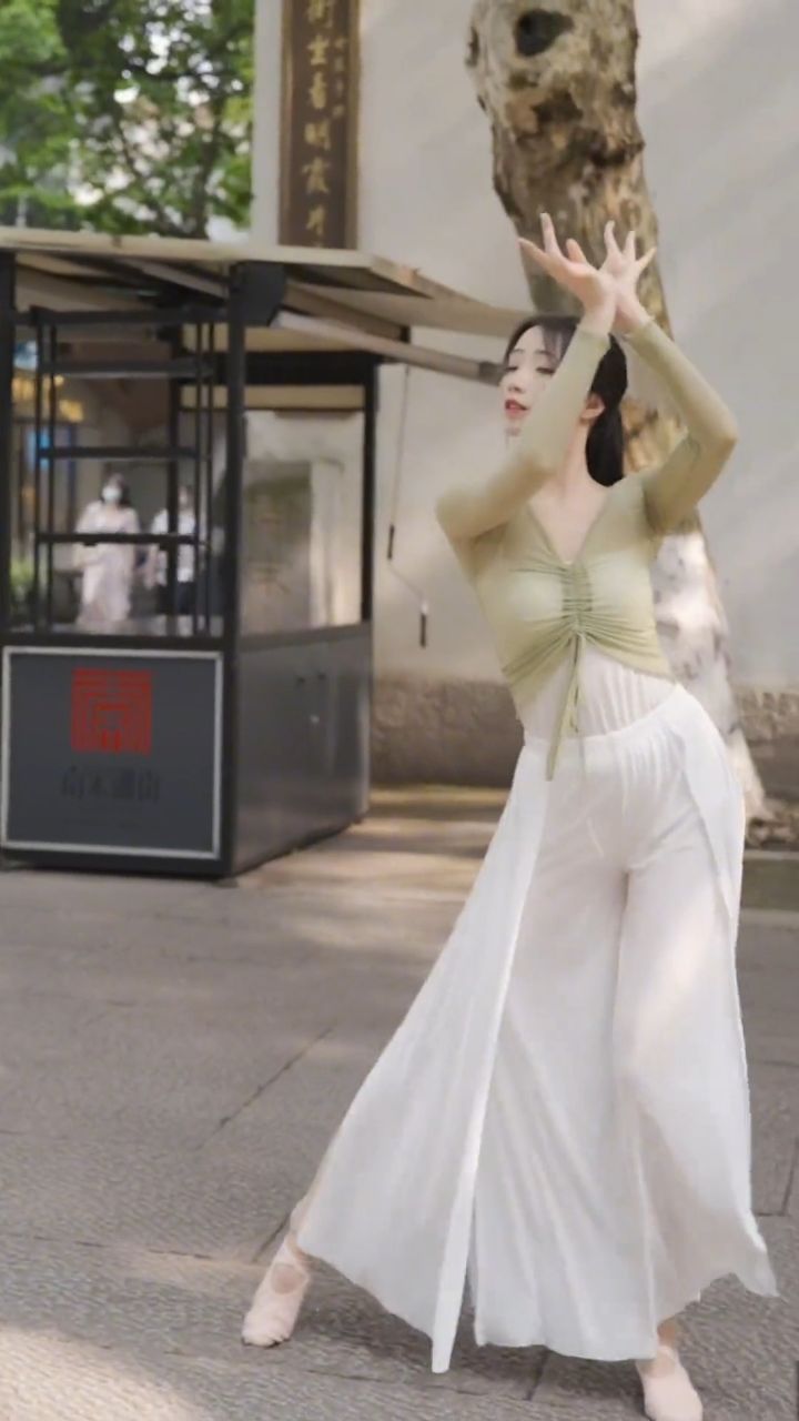 借用了下白小白老师的动作,在路边跳果然很社死