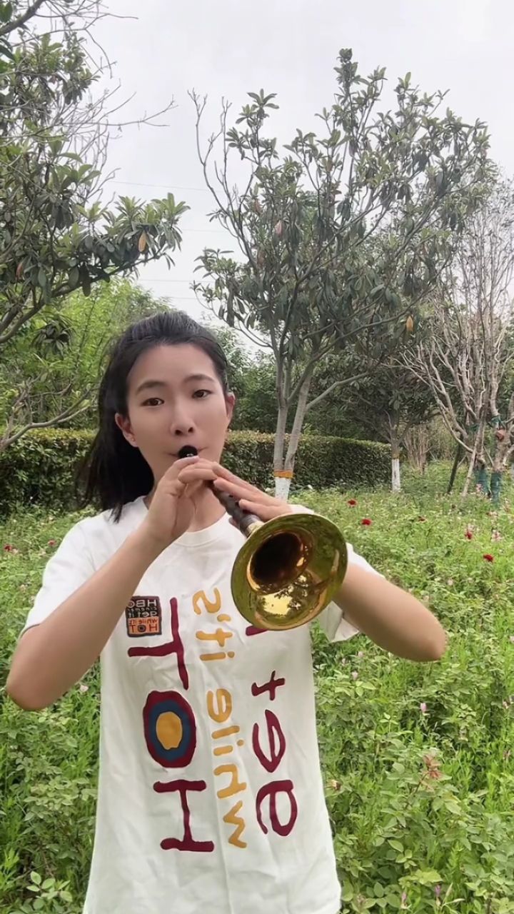 美女唢呐吹得出神入化 炉火纯青