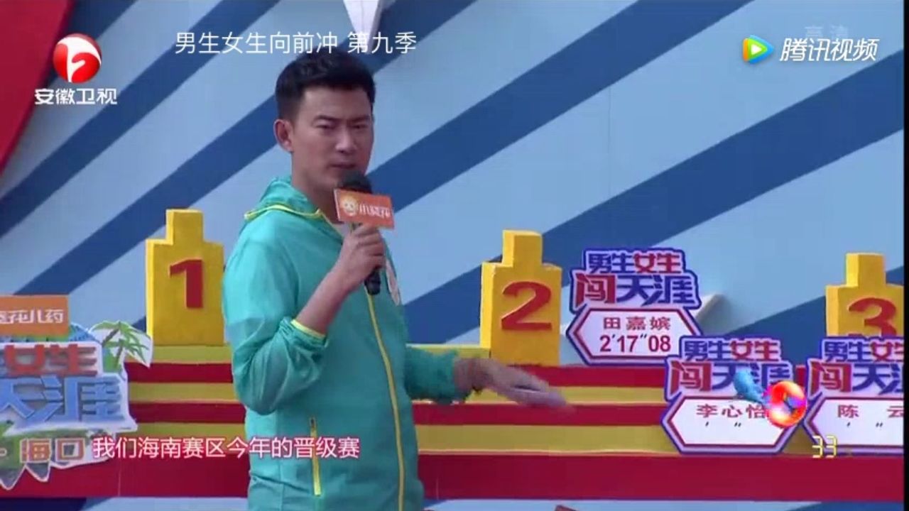 男生女生向前冲露胸=男生女生向前冲露脐装