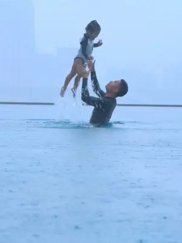 下雨天出不去,知道你想游泳,我陪你疯一次!