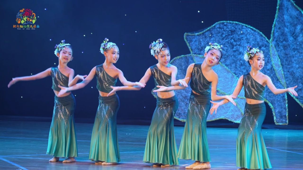 少儿群舞《傣乡丝语》是一支傣族舞蹈,舞蹈动作丰富多样,包括手臂的挥