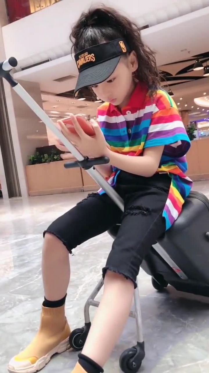 童模焱娃娃在商场低头玩手机,我差点没认出来,小童星气质太好了