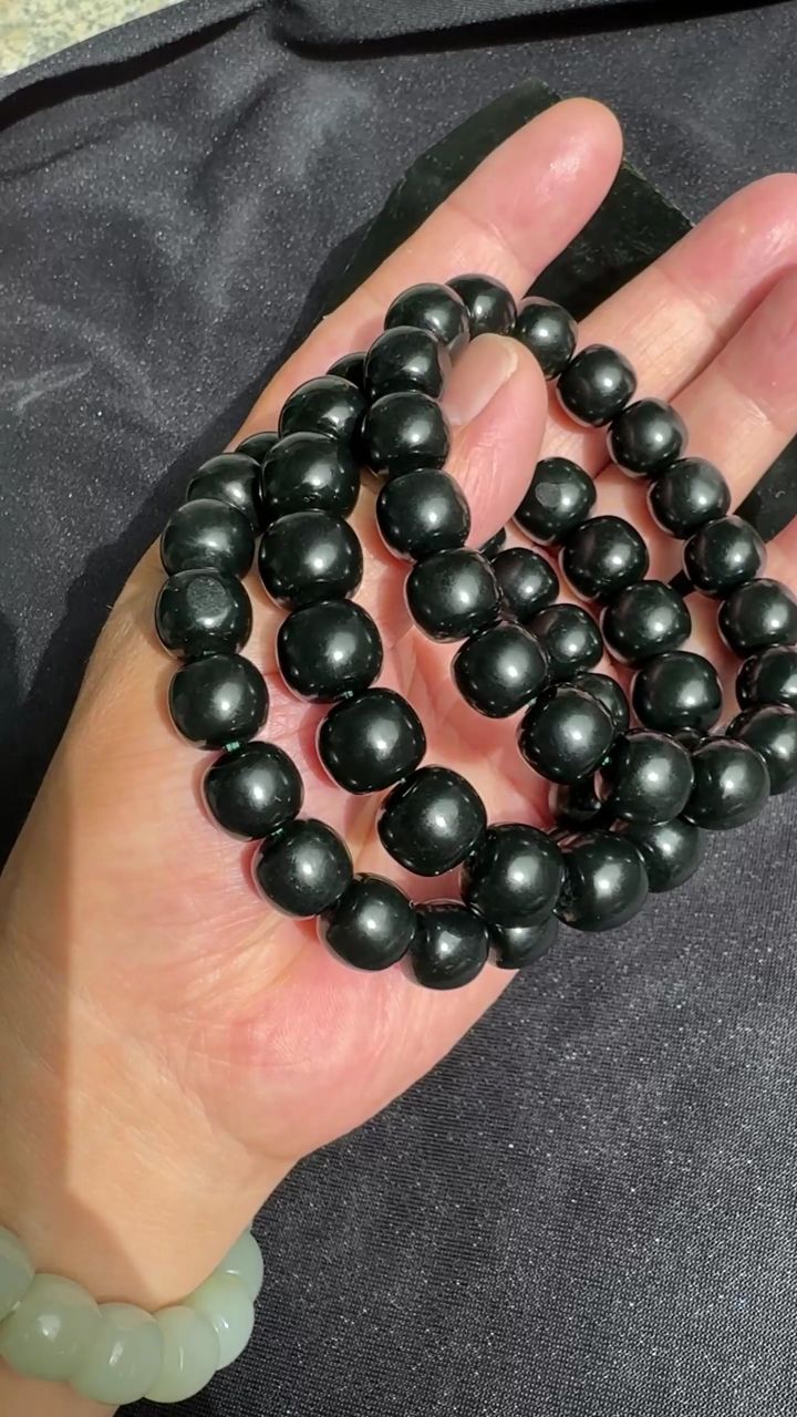 和田玉籽料黑青手串,品相独特