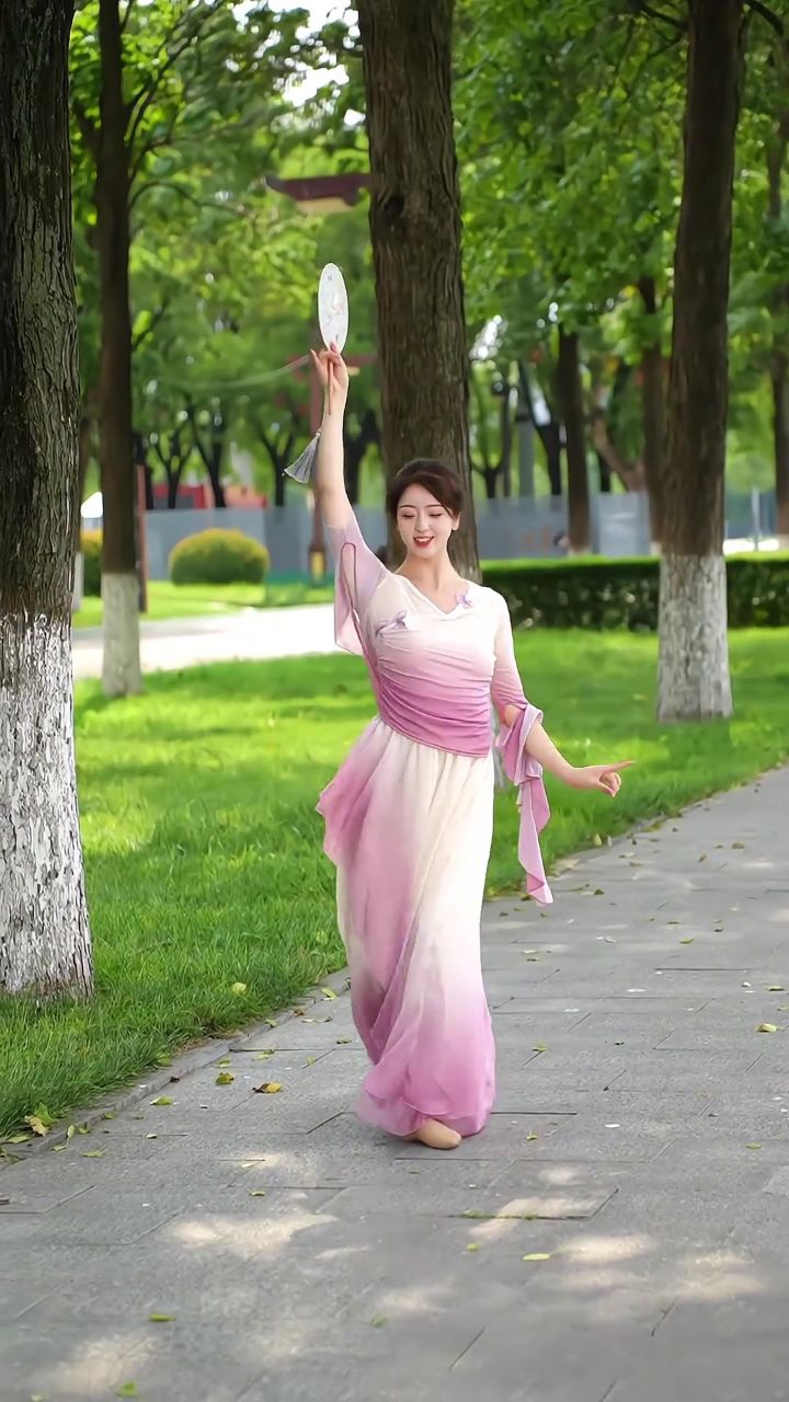 古典舞 #爱舞蹈爱生活 #清纯甜美 #户外舞蹈 给今天的发型打个分吧