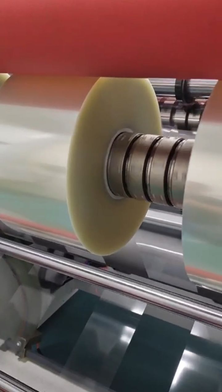 意亿机械离型膜分切机生产之实况