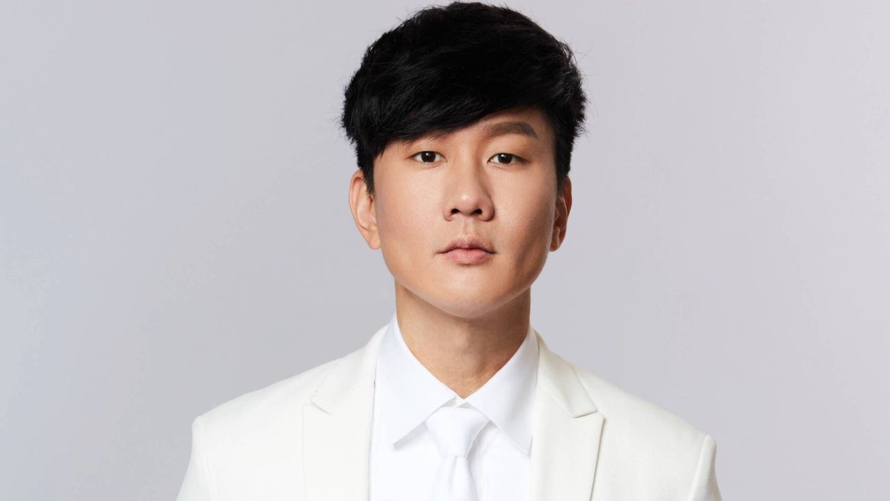 林俊杰幽默回应扣扣含义,劝自己晚上不要抓脸,眉毛都变稀少了