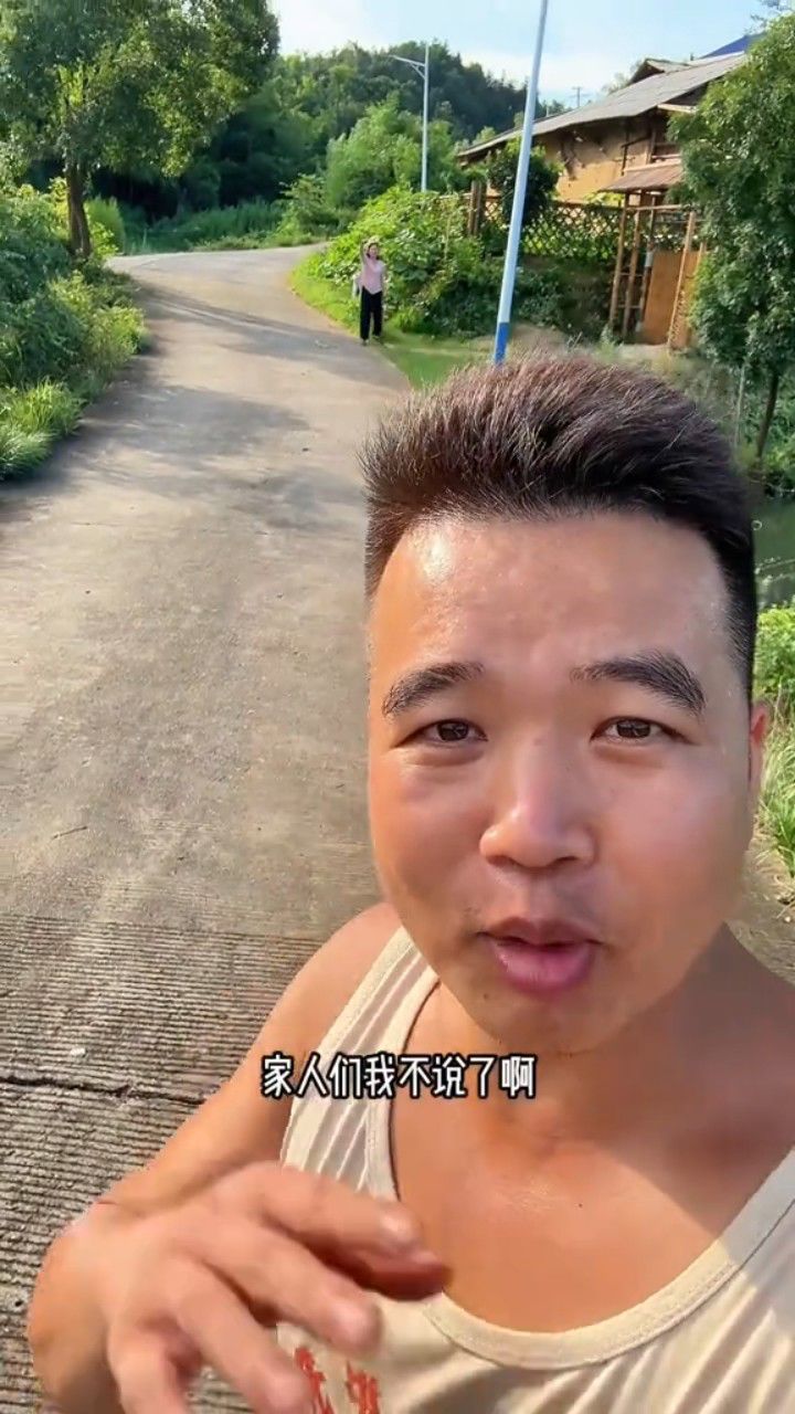 今天朱伟希又再次向大家介绍了一下他的妻子杨婉女士,这么看朱伟希还