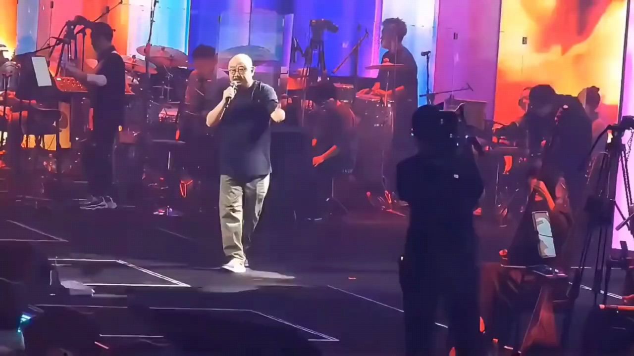 刀郎在演唱会演唱《情人》