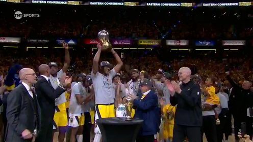 《NBA全场集锦》名宿雷吉米勒为步行者颁奖 特纳高高举起奖杯与全队享受荣耀时刻