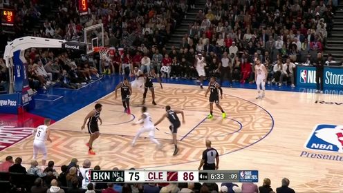 《NBA骑士》热刀切黄油 米切尔以一敌二突破上篮贯穿防线