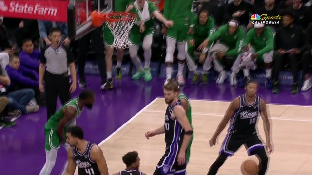 太豪横了！布朗杀篮下直接起飞 滑翔劈扣点燃替补席