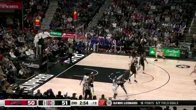 赛迪斯杨一个击地将祖巴茨钉在原地 施罗德灵巧走位空切上篮