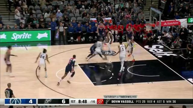 库兹马强杀内线人缝传球 加福德隔着文班亚马完成单臂扣篮