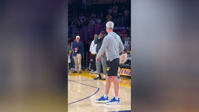 复出手感照样热 库里赛前热身logoshot一击即中