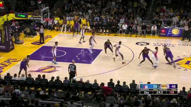 篮筐震天响！詹姆斯脚踏纵云梯直挂云霄单臂劈扣