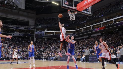 《TOP时刻》【原声】27日NBA十佳球 马丁直捣黄龙滑翔劈扣 GG-杰克逊无惧防守飞身扣篮
