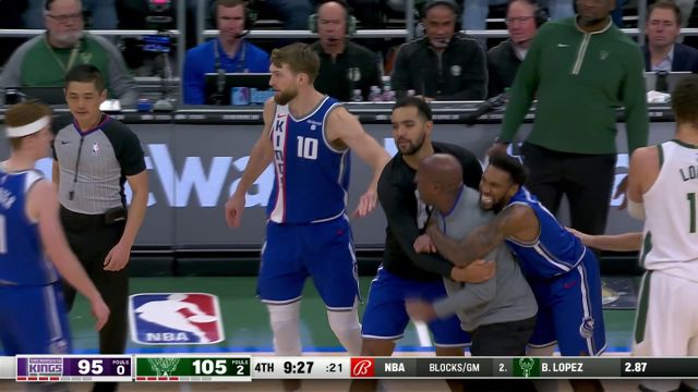 情绪上头！国王主帅迈克-布朗不满判罚冲到场内怒喷裁判直接被驱逐