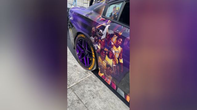遗忘才是终点！纪念科比的涂装车辆停在科比雕像前