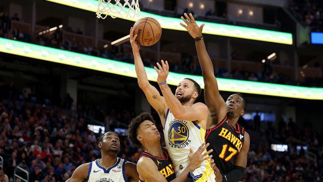 库里vs老鹰集锦 飙中5记三分球全场拿下25+8