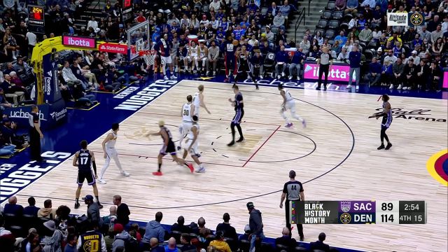 最后再表演一下 基根穆雷轻松杀入篮下单臂劈扣