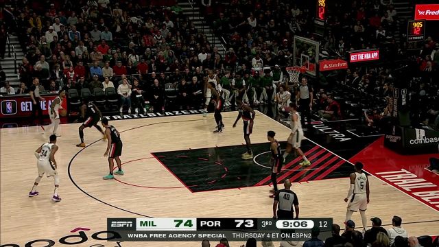 笑纳失误大礼 格兰特抢断字母哥完成反击暴扣