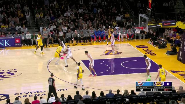 身高体长压死人 浓眉杀入篮下顶着防守上篮打进