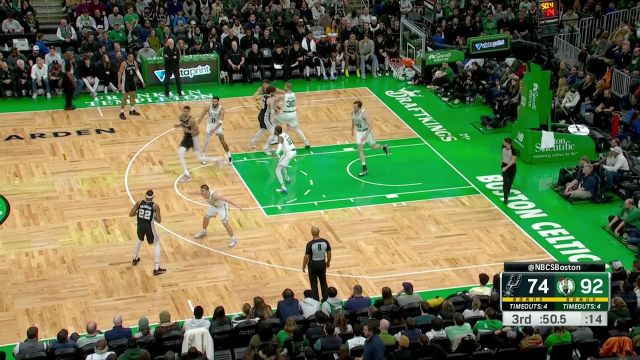 一寸长一寸强！文班亚马无惧绿军围剿 连杀篮下频频区分